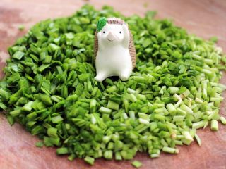 7、韭菜鸡蛋虾皮饺子,韭菜洗净后切成碎末……