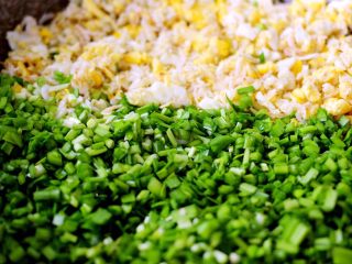 8、韭菜鸡蛋虾皮饺子,切碎的韭菜加入鸡蛋虾皮里调味搅拌均匀……