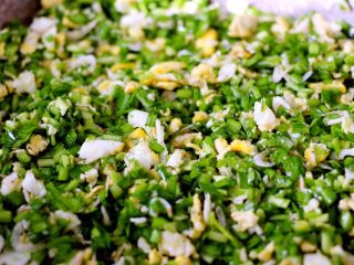 9、韭菜鸡蛋虾皮饺子,美味可口的饺子馅料就做好了……