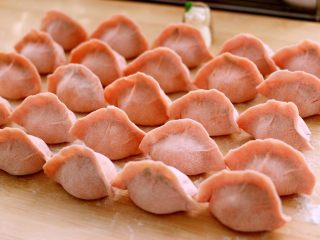 11、韭菜鸡蛋虾皮饺子,包成饺子就可以了……