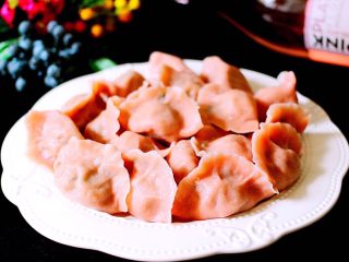 12、韭菜鸡蛋虾皮饺子,成品：煮熟装盘即可食用……