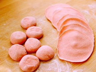 10、韭菜鸡蛋虾皮饺子,醒发好的面团排气揉成长条、用刀切成自己喜欢的大小剂子、摁扁擀成圆薄面皮