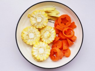 2、玉米海带筒骨汤,胡萝卜去皮切成喜欢的形状，玉米切断，姜去皮切片。