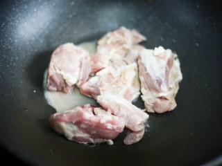 3、玉米海带筒骨汤,筒骨洗净切块，放入锅中。