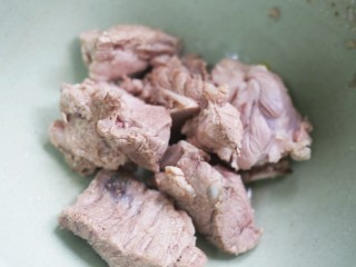 6、玉米海带筒骨汤,捞出净水洗净沥干备用。