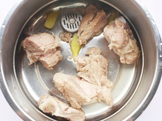 7、玉米海带筒骨汤,锅中放入排骨。