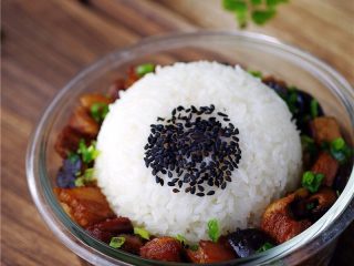 15、香菇烧肉便当,将米饭倒扣在香菇烧肉饭盒里即可。