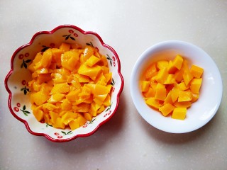 1、芒果西米捞,芒果去皮去核切成小块，留一些当做装饰。