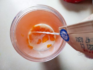 2、芒果西米捞,切好的芒果放入打汁机中，倒入牛奶。