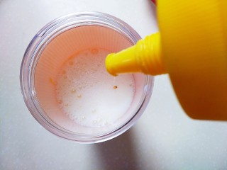 3、芒果西米捞,加入蜂蜜。