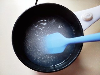 6、芒果西米捞,煮12分钟左右，西米剩一点点白就可以关火了，再焖一会西米变透明状就可以了。