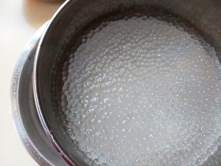 8、芒果西米捞,把凉水沥干。