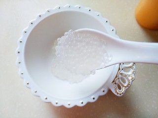 9、芒果西米捞,拿碗或是杯子，先放一层西米。