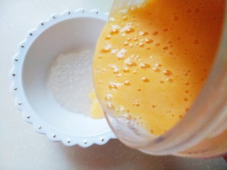 10、芒果西米捞,再倒入芒果泥。