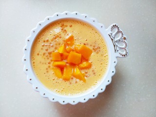 12、芒果西米捞,把之前切小块的芒果放上面装饰。