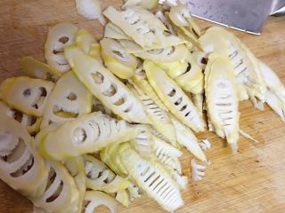 3、春笋焖面,斜着切成薄片