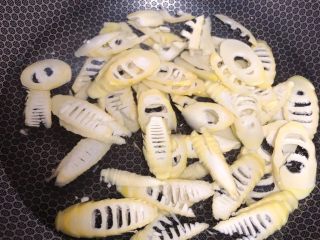 4、春笋焖面,焯一下水，水中放点白糖和料酒