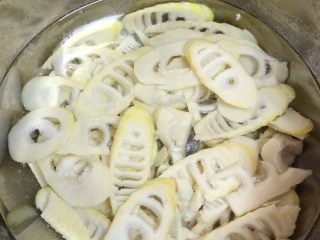 5、春笋焖面,焯好的笋捞出冲洗掉上面的沫沫，浸在凉水中