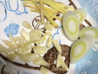 7、春笋焖面,葱姜蒜切好