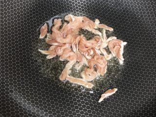 8、春笋焖面,热锅冷油放入肉丝炒散