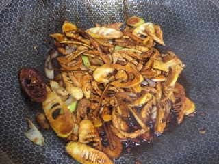 11、春笋焖面,放一勺生抽一勺老抽翻炒