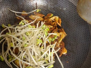 12、春笋焖面,我比较喜欢豆芽，放了一点，炒到六七成熟