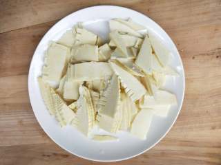 3、春笋炒腊肠,切片。