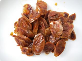 7、春笋炒腊肠,切片。