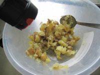 5、迷你黄金薯饼,撒入胡椒粉