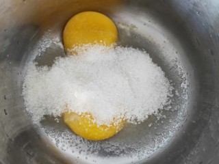 1、蓝莓冰淇淋,蛋白与蛋黄分开，蛋黄放在盆中加细砂糖