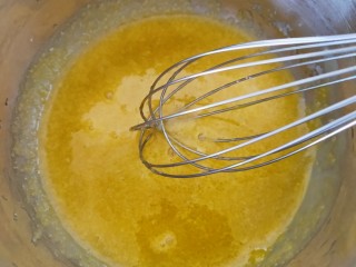 2、蓝莓冰淇淋,先搅匀，再挤入几滴柠檬汁