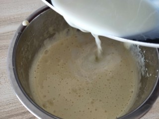 3、蓝莓冰淇淋,牛奶低温加热至冒泡泡，将牛奶分次倒入蛋黄糊中