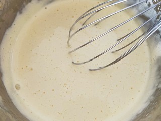 4、蓝莓冰淇淋,再放到锅中小火加热，不断搅拌至蛋黄糊浓稠再离火最后再加点盐