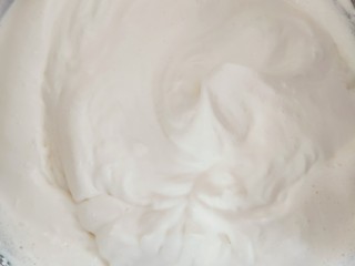 5、蓝莓冰淇淋,打发淡奶油，将奶油打发至有纹路，流动状即可