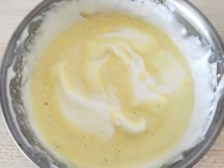 6、蓝莓冰淇淋,最后与蛋黄糊混合拌匀