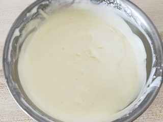 7、蓝莓冰淇淋,翻拌均匀即可，倒入碗中，就可以放到冰箱冷冻，这就是原味的冰淇淋????