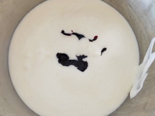 8、蓝莓冰淇淋,我做的是蓝莓口味的，放的是蓝莓酱