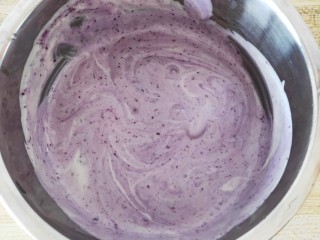 9、蓝莓冰淇淋,拌匀