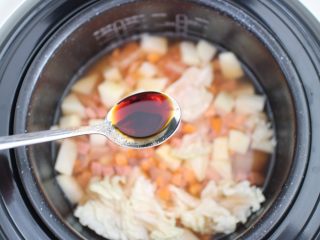 14、电饭煲食谱合集,然后加入与食材平齐的水。在加入3勺半的生抽,一丢丢盐,和一点猪油,没有猪油的也可以放玉米油. (小贴士:喜欢米饭硬一点的 水就少一点点