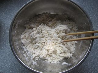 1、教你做一碗销魂的油泼面,面粉里放入1克盐，分次加入温水拌成絮状