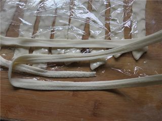 9、教你做一碗销魂的油泼面,再两手向两边轻拉一下，此时面条会变得长而且薄了，对折拉伸，一般对折2次可达到理想厚度