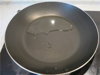 14、教你做一碗销魂的油泼面,将锅里倒入植物油烧的滚热