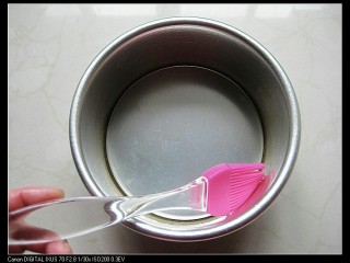 2、米饭蛋糕:剩食变身高颜值美食,活底蛋糕膜（6寸）内壁刷一层植物油，便于脱膜。