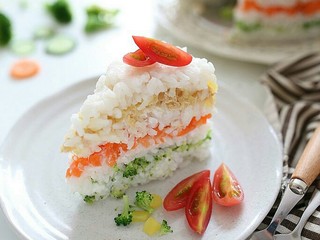 14、米饭蛋糕:剩食变身高颜值美食,可以用刀切开吃，也可以直接用勺子挖着吃。