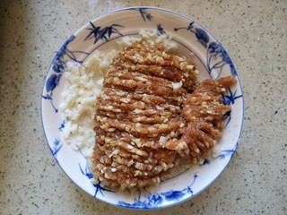 7、团团圆圆——珍珠圆子,将剁好的肉糜和山药泥混合。