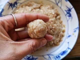 10、团团圆圆——珍珠圆子,手里蘸点水,将抓拌好的肉糜用手挤成肉圆。
