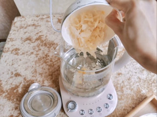 3、蔓越莓银耳羹简易养生壶版,银耳倒入养生壶