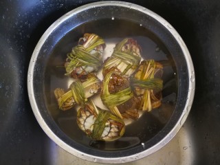 1、#咸味#蟹黄面,大闸蟹清洗干净。