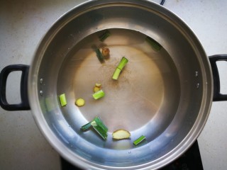 2、#咸味#蟹黄面,锅中放入适量的清水，加入葱，姜和料酒。