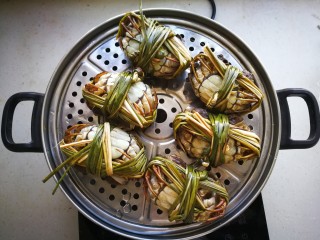 3、#咸味#蟹黄面,将大闸蟹摆放在蒸笼上，肚皮朝上，背朝下。